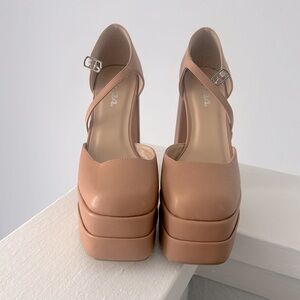 Eye catching tan platform shoes